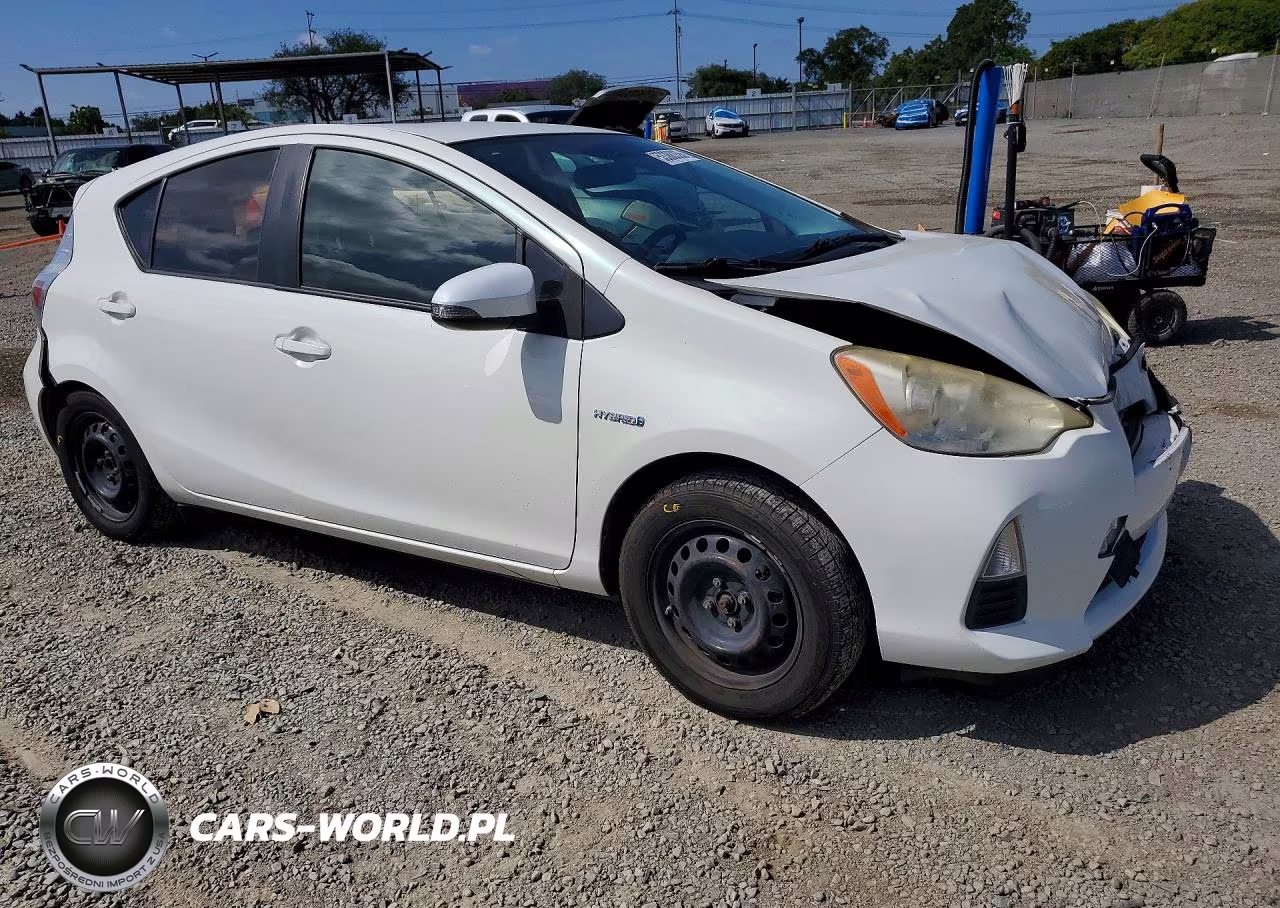 2013 Toyota Prius C Two VIN:JTDKDTB34D1531532 - 4
