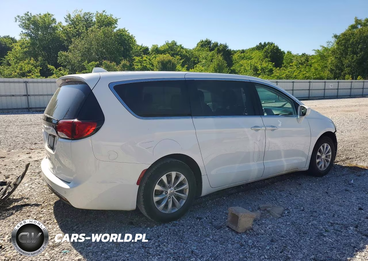 2018 Chrysler Pacifica Touring Plus VIN:2C4RC1FG9JR104597 - 3