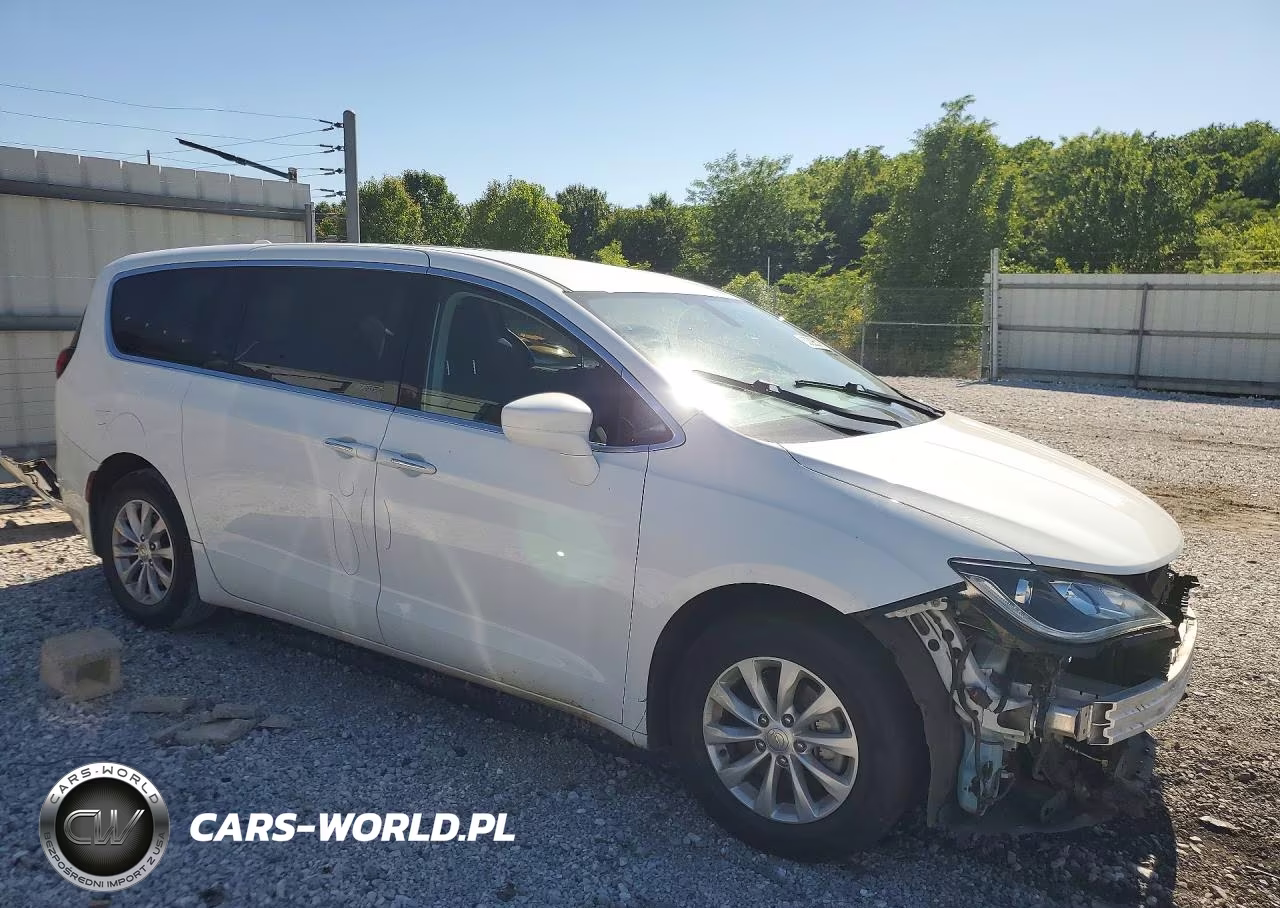 2018 Chrysler Pacifica Touring Plus VIN:2C4RC1FG9JR104597 - 4