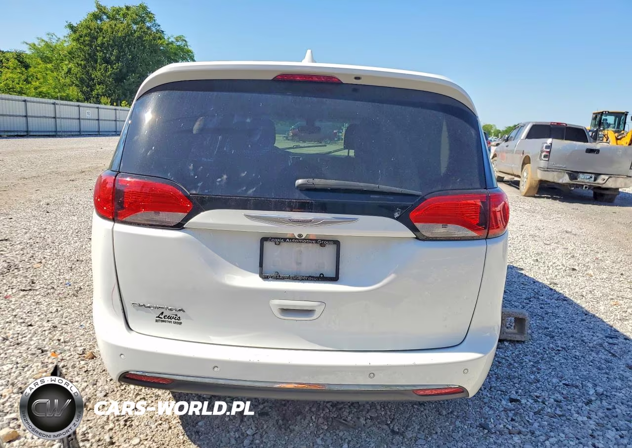 2018 Chrysler Pacifica Touring Plus VIN:2C4RC1FG9JR104597 - 6