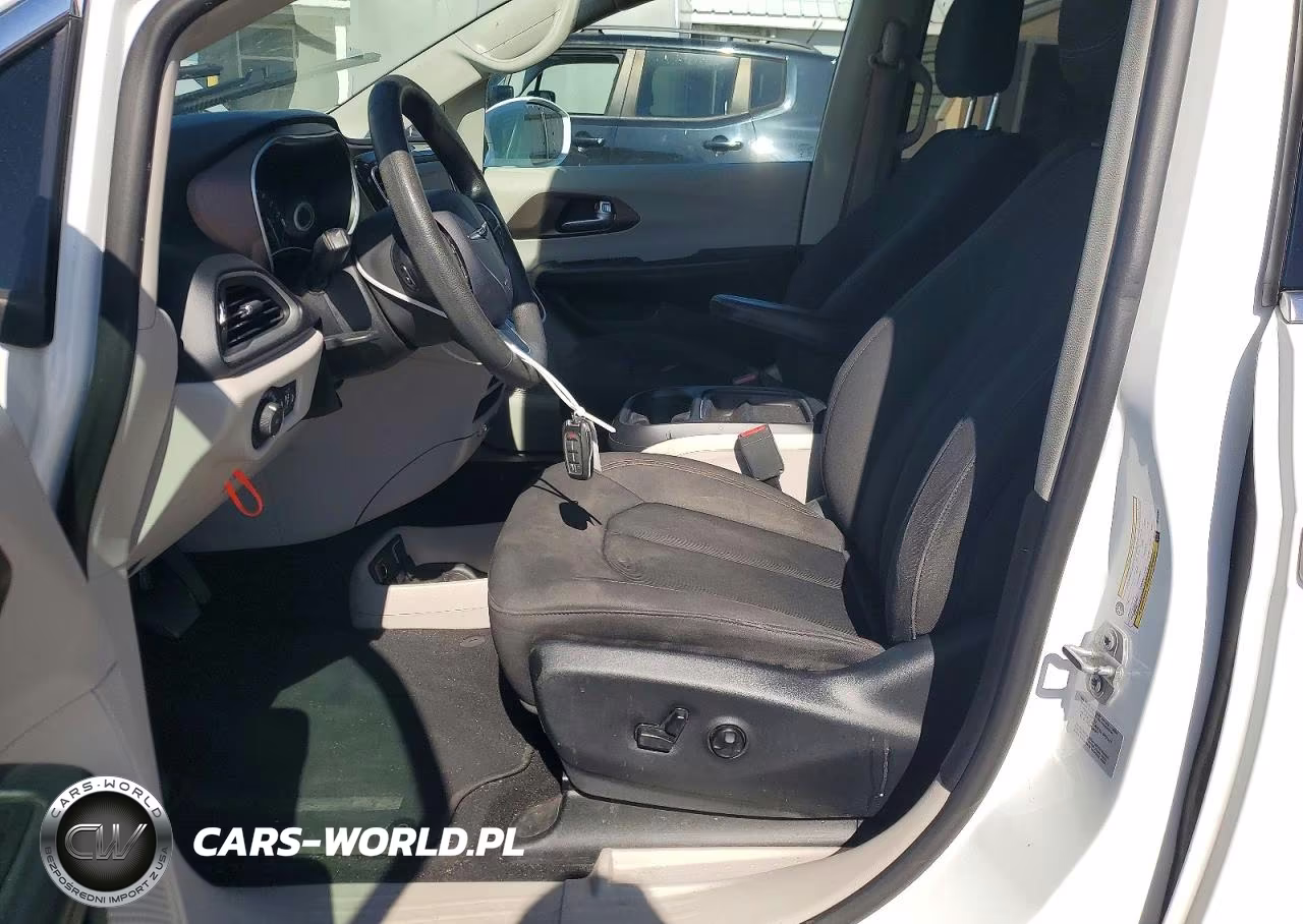 2018 Chrysler Pacifica Touring Plus VIN:2C4RC1FG9JR104597 - 7