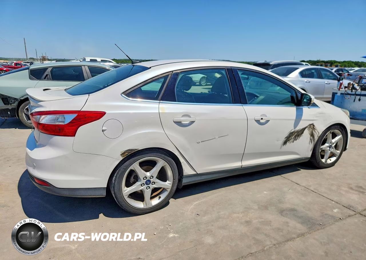 2014 Ford Focus Titanium VIN:1FADP3J27EL132733 - 3