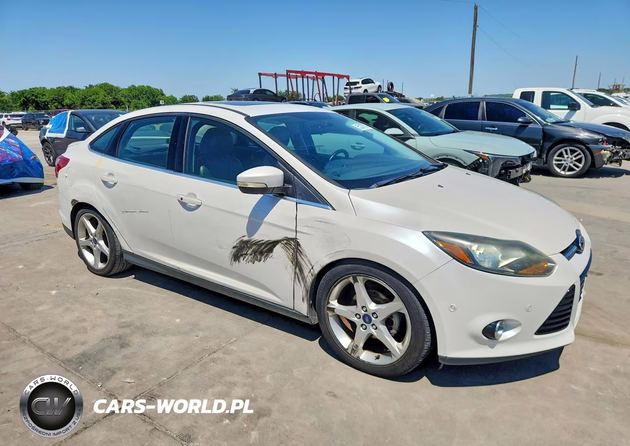 2014 Ford Focus Titanium VIN:1FADP3J27EL132733 - 4