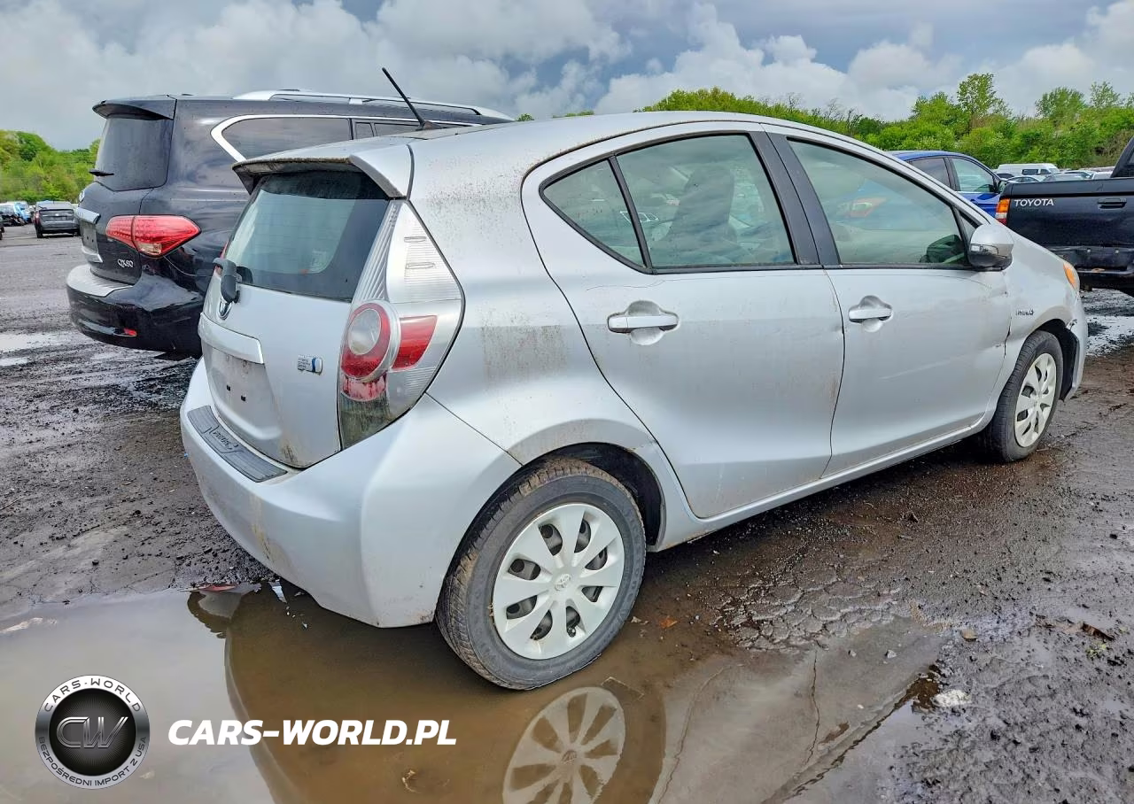 2014 Toyota Prius C One VIN:JTDKDTB32E1075385 - 3