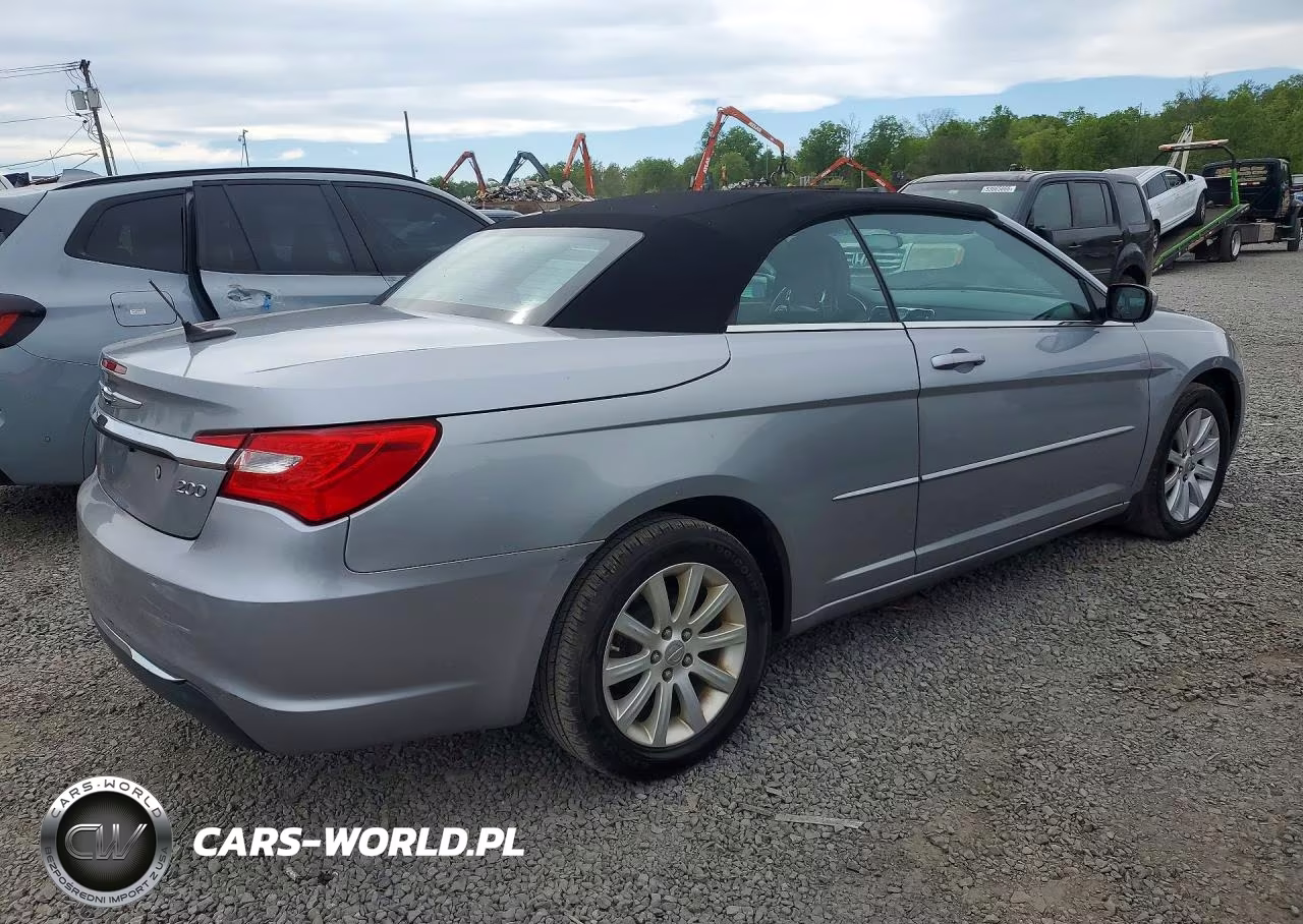 2014 Chrysler 200 Touring VIN:1C3BCBEG8EN131158 - 3