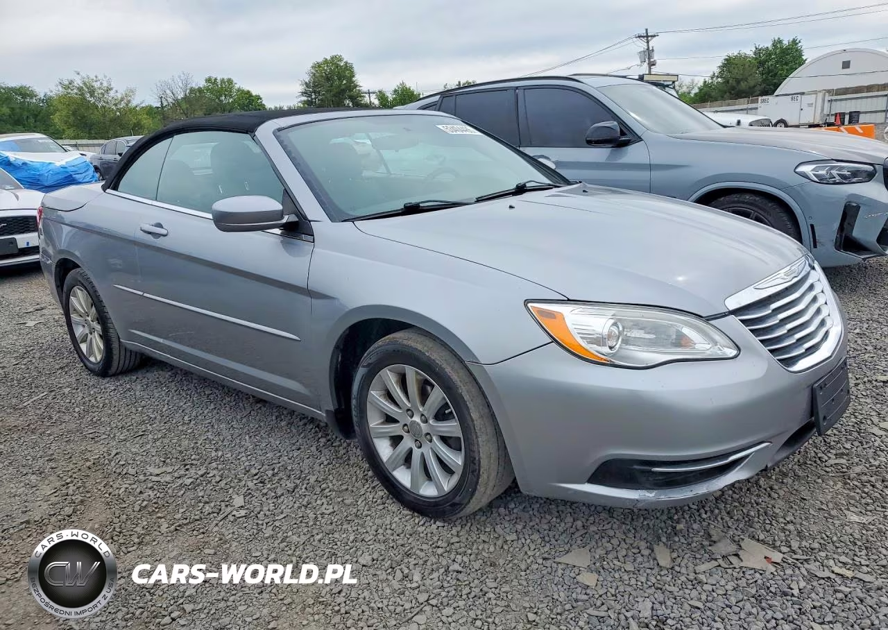 2014 Chrysler 200 Touring VIN:1C3BCBEG8EN131158 - 4