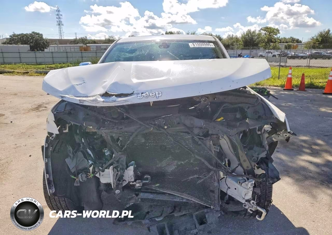 2018 Jeep Grand Cherokee Overland VIN:1C4RJECG1JC204994 - 5