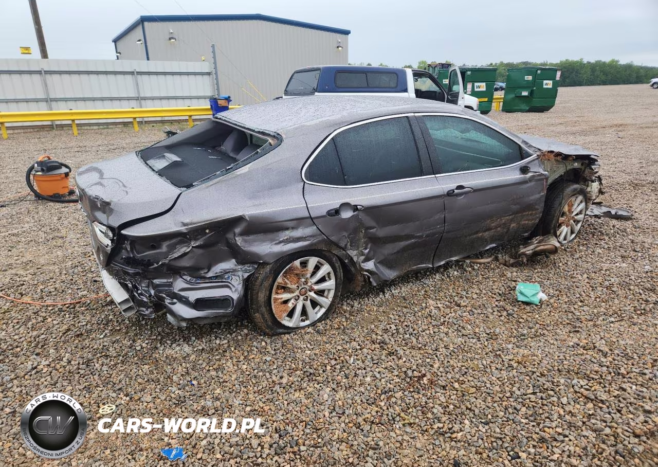 2018 Toyota Camry Le VIN:4T1B11HK9JU635032 - 3