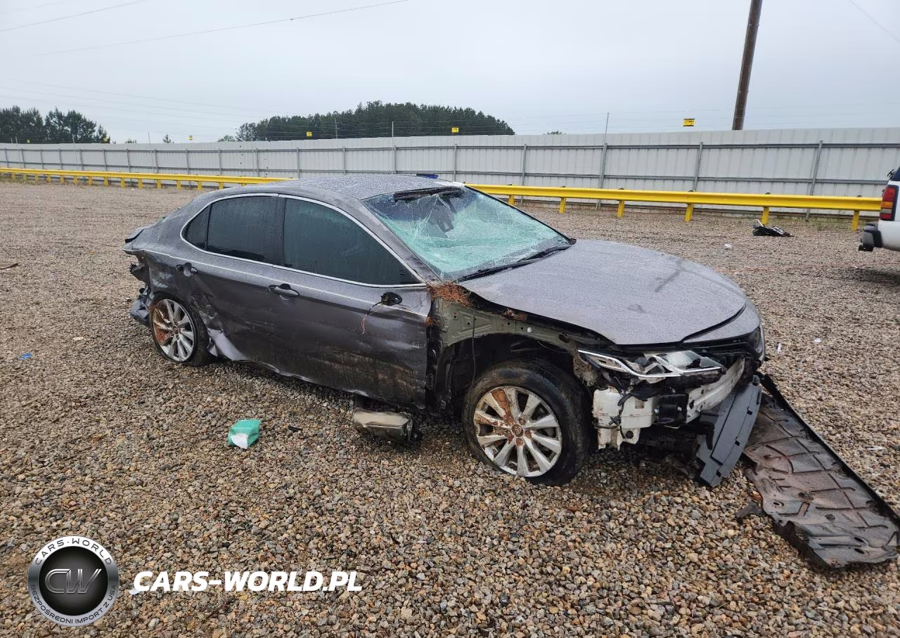 2018 Toyota Camry Le VIN:4T1B11HK9JU635032 - 4