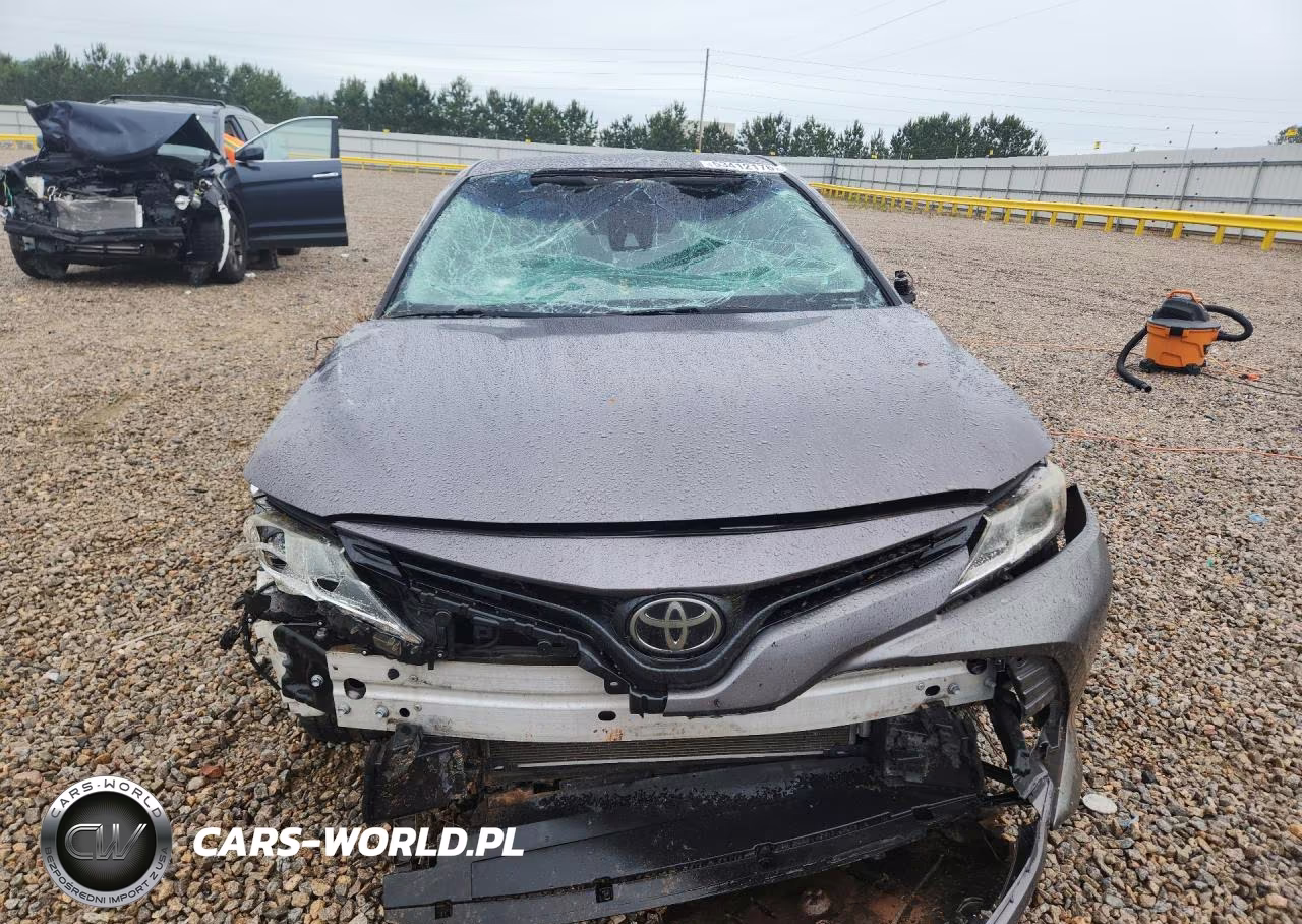 2018 Toyota Camry Le VIN:4T1B11HK9JU635032 - 5
