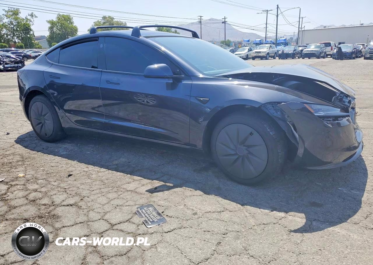 2025 Tesla Model 3 VIN:5YJ3E1EAXSF139532 - 4