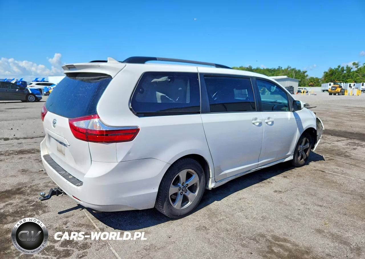 2018 Toyota Sienna Le VIN:5TDKZ3DC2JS963677 - 3