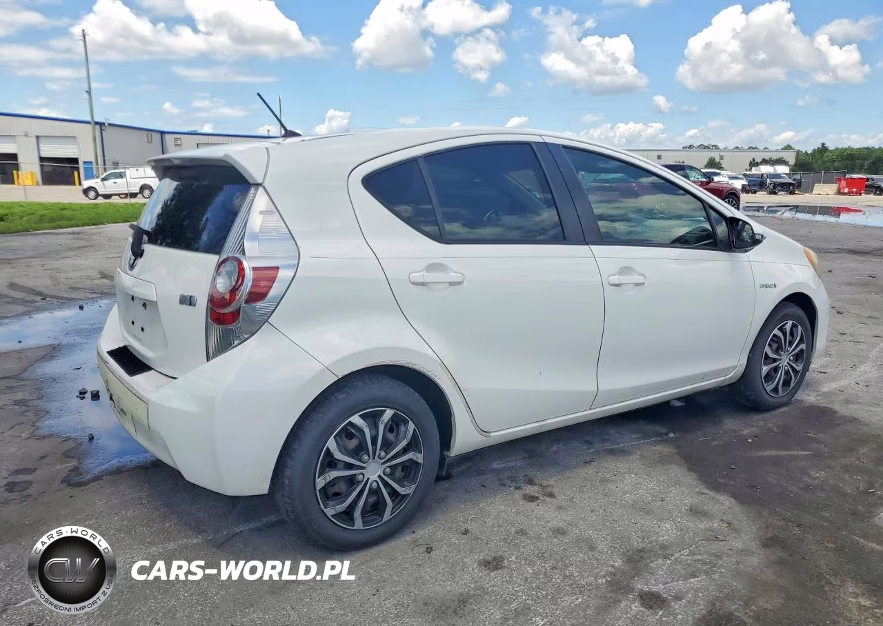 2013 Toyota Prius C Two VIN:JTDKDTB30D1043288 - 3