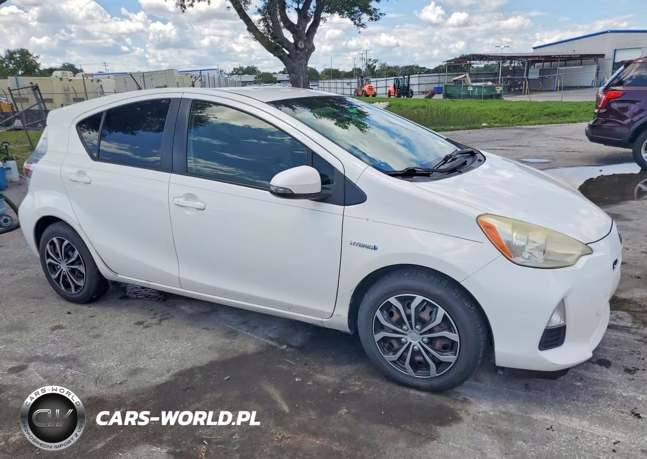 2013 Toyota Prius C Two VIN:JTDKDTB30D1043288 - 4