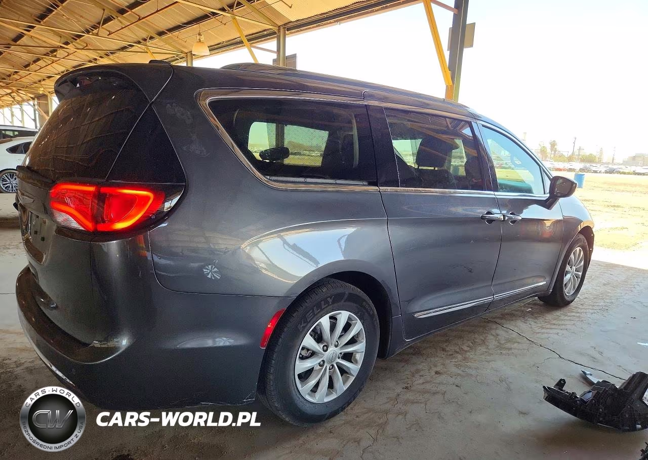 2019 Chrysler Pacifica Touring L VIN:2C4RC1BG4KR698247 - 3