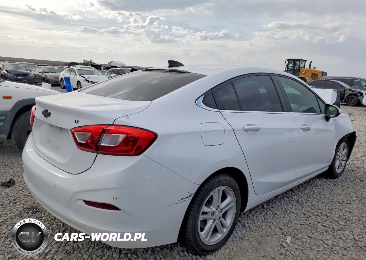 2018 Chevrolet Cruze Lt VIN:1G1BE5SMXJ7236972 - 3