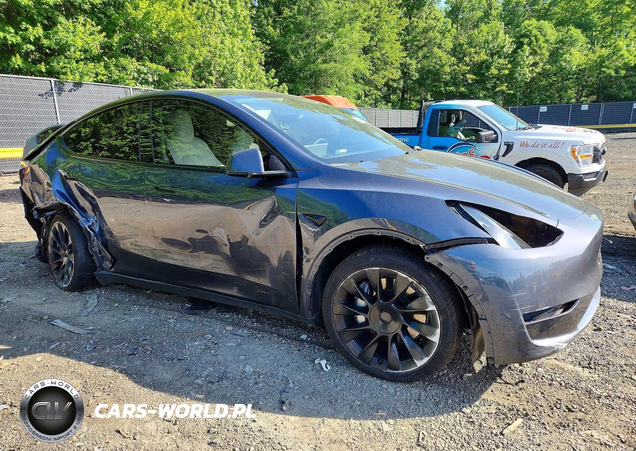 2023 Tesla Model Y VIN:7SAYGDEEXPF852963 - 4