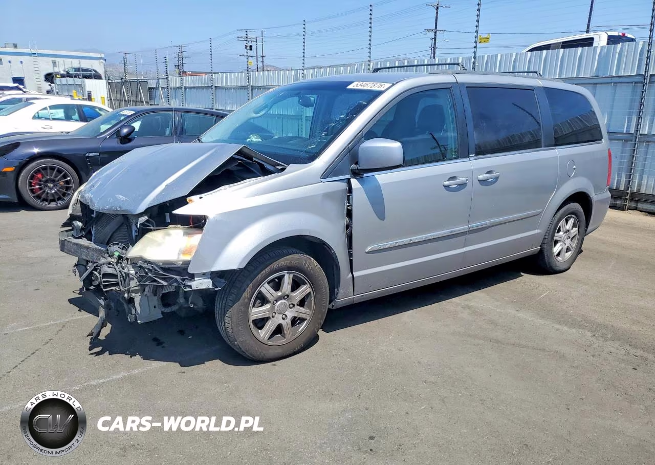 2013 Chrysler Town & Country Touring – zdjęcie 1 z 13