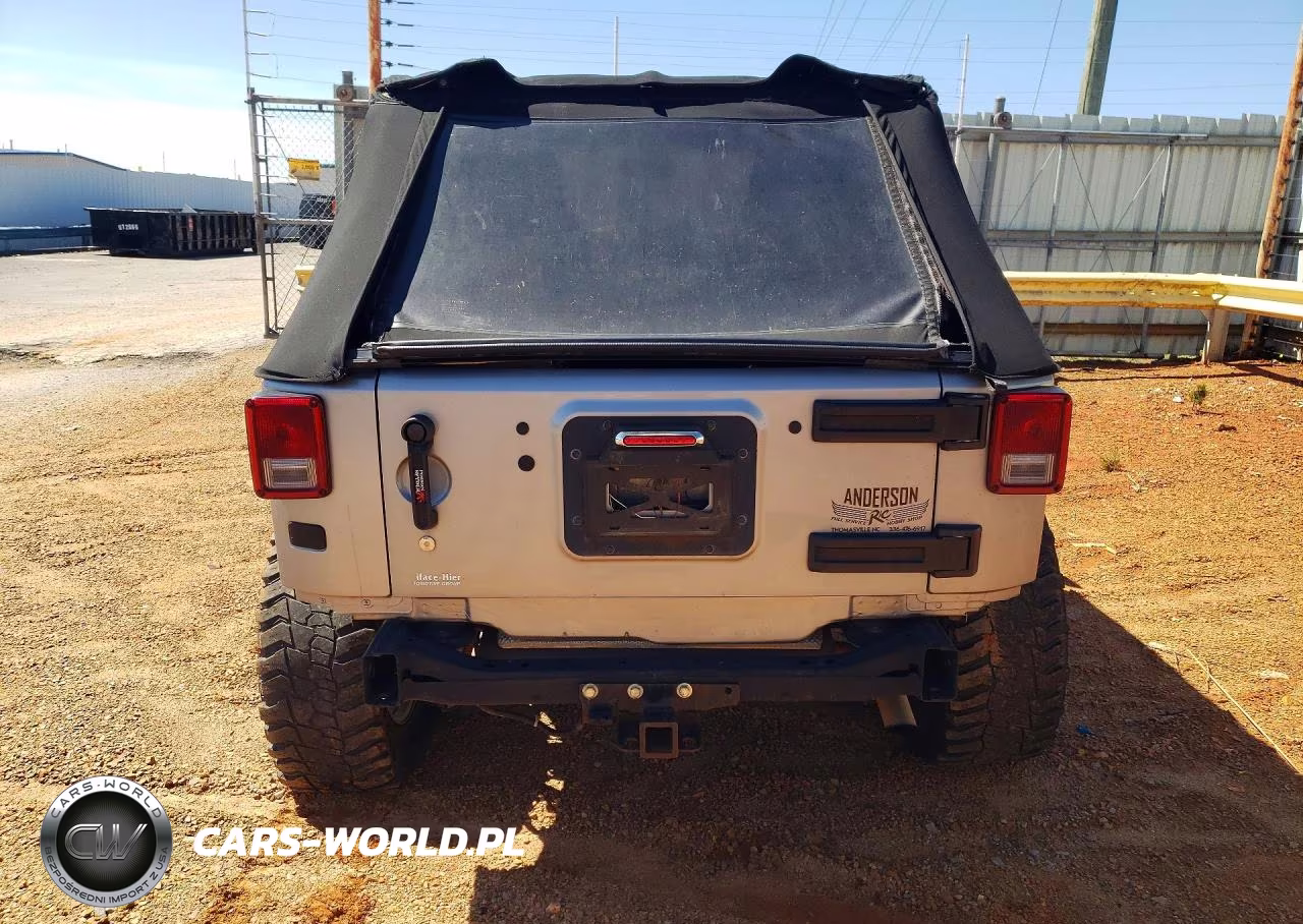 2015 Jeep Wrangler Unlimited Sahara VIN:1C4BJWEG5FL683836 - 6