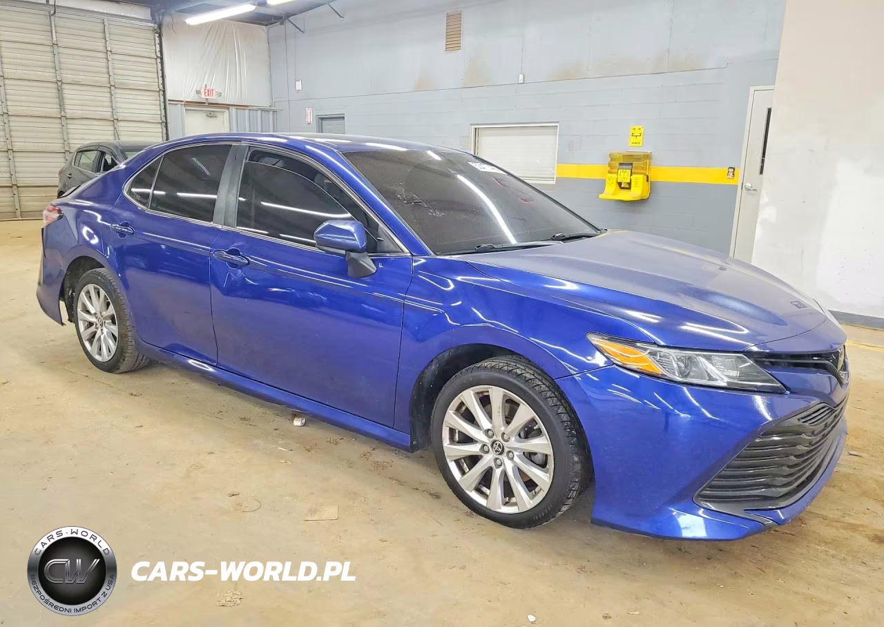 2018 Toyota Camry Le VIN:4T1B11HK9JU579383 - 4