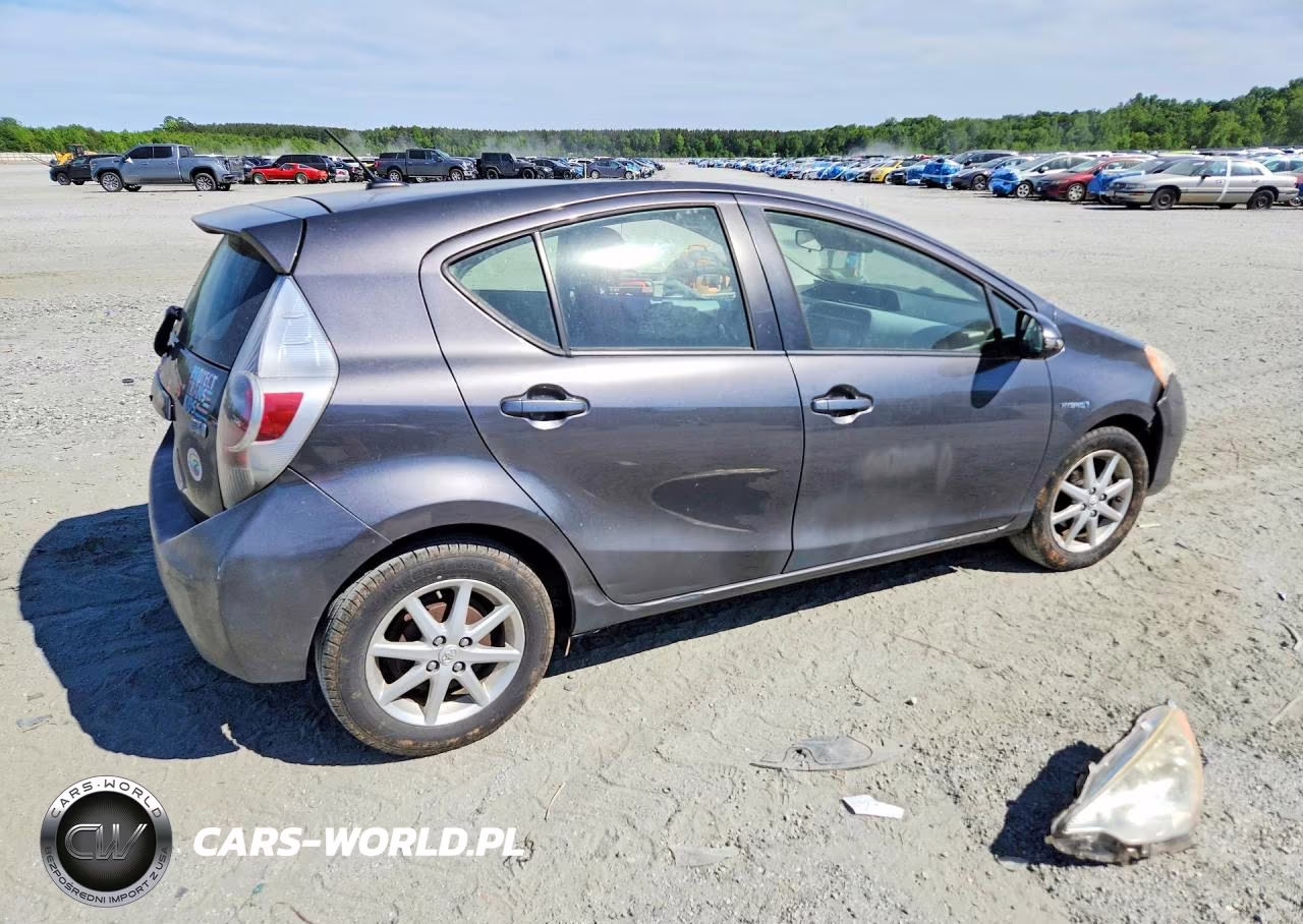 2012 Toyota Prius C Three VIN:JTDKDTB33C1511562 - 3
