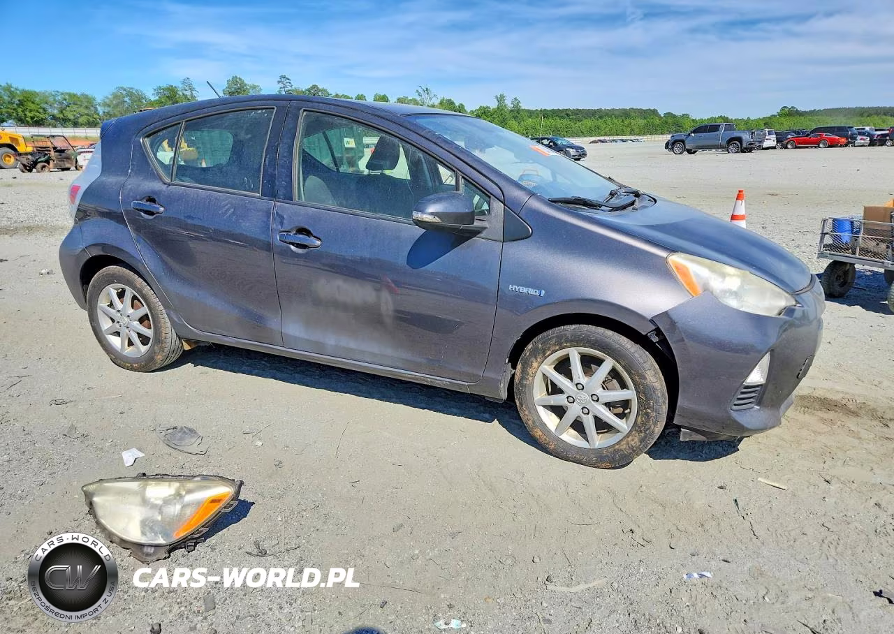 2012 Toyota Prius C Three VIN:JTDKDTB33C1511562 - 4