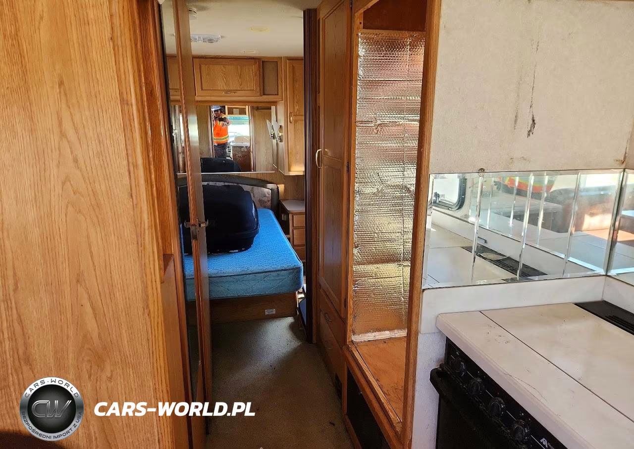 1999 National Surf Side Rv VIN:1GBLP37J0X3305424 - 9