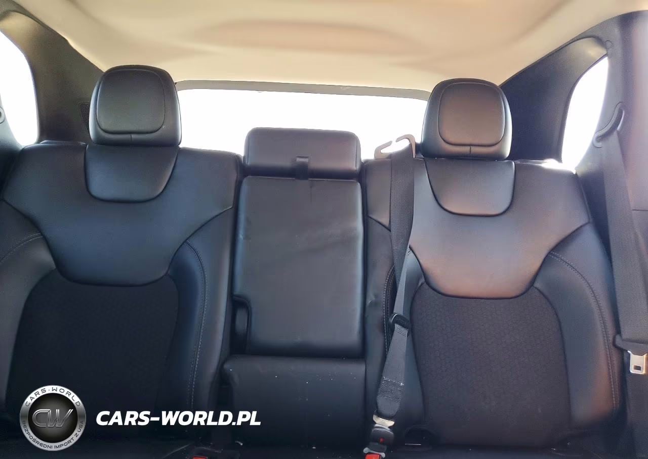 2019 Jeep Cherokee Latitude Plus VIN:1C4PJLLB0KD486427 - 10