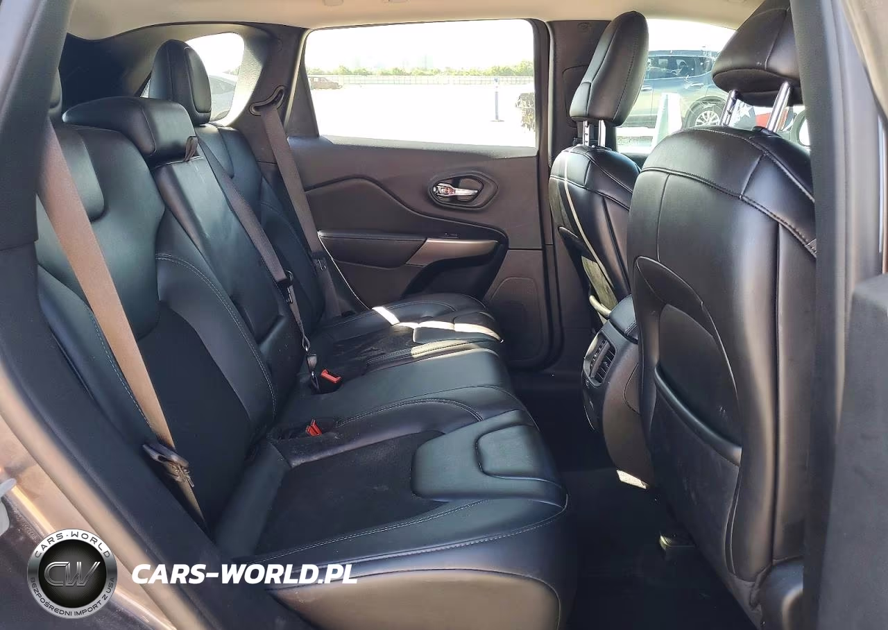 2019 Jeep Cherokee Latitude Plus VIN:1C4PJLLB0KD486427 - 11