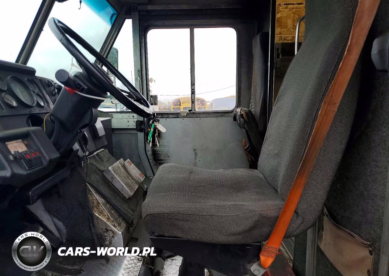 2000 Freightliner Mt45G Chassis Delivery Truck VIN:4UZA4FF41YCF81362 - 7