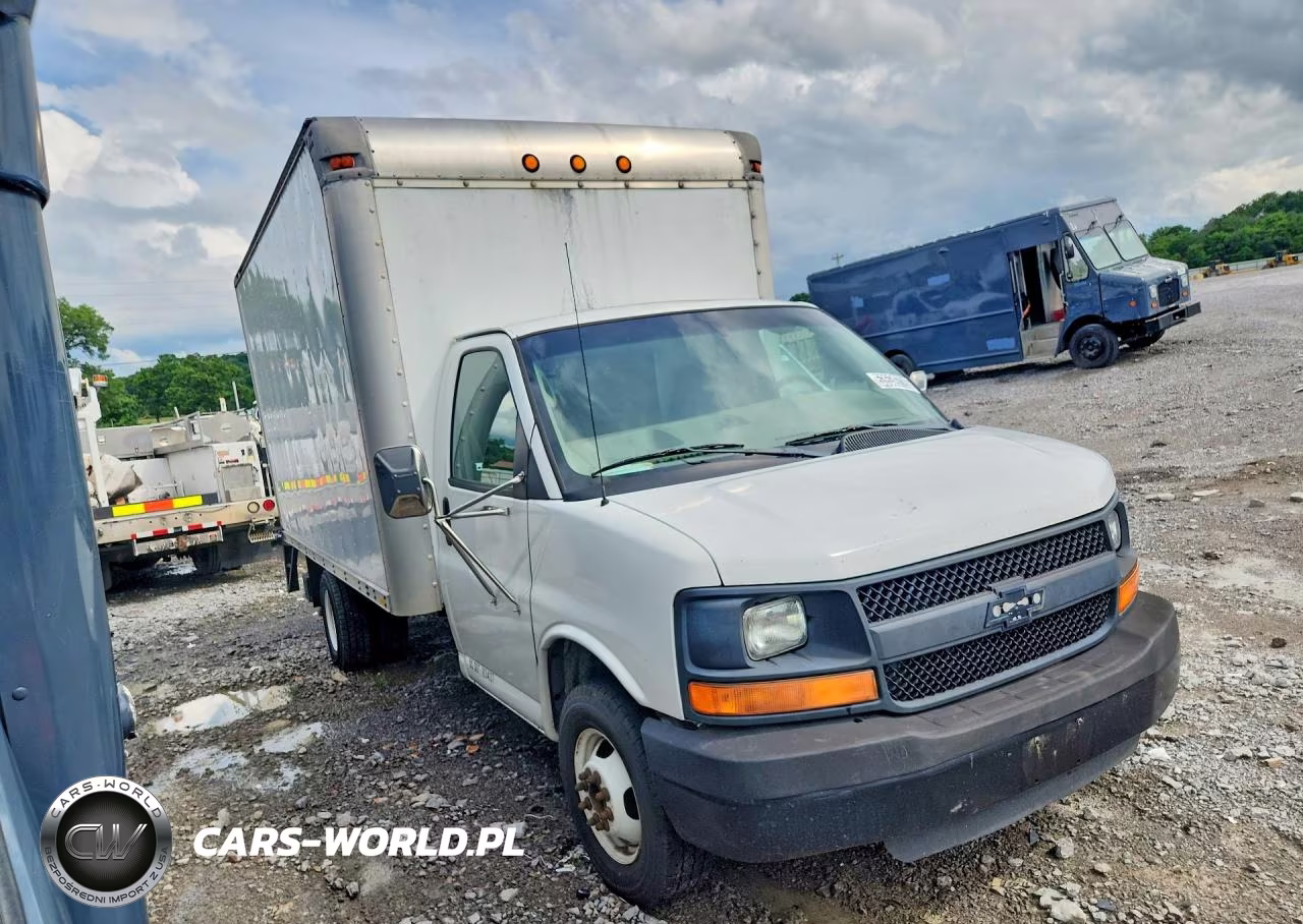 2005 Chevrolet Express Box Truck VIN:1GBHG31U051189028 - 4