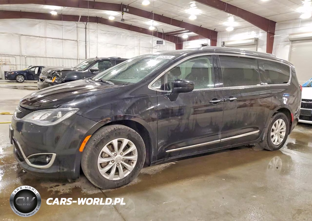 2018 Chrysler Pacifica Touring L VIN:2C4RC1BG2JR252693 - 1