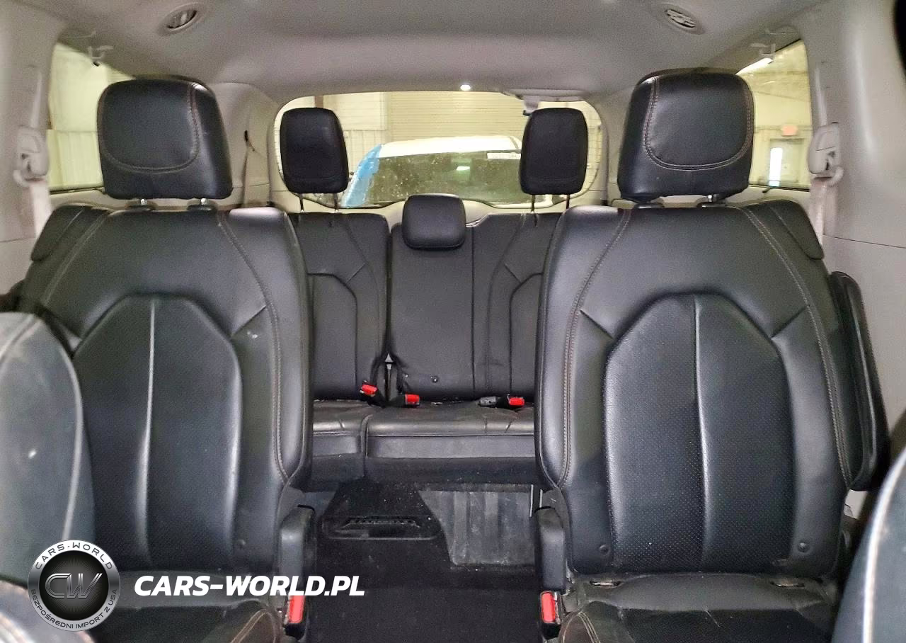 2018 Chrysler Pacifica Touring L VIN:2C4RC1BG2JR252693 - 10