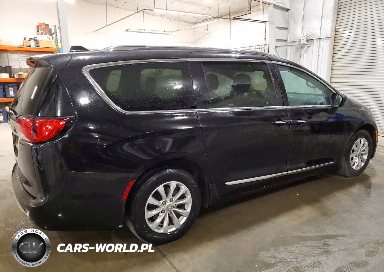 2018 Chrysler Pacifica Touring L VIN:2C4RC1BG2JR252693 - 3