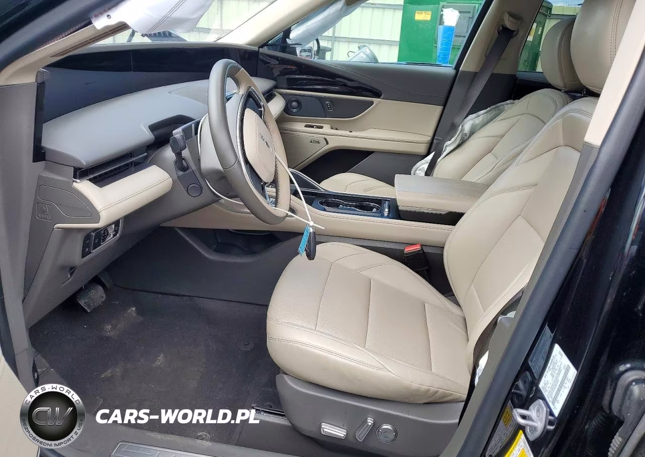 2025 Lincoln Nautilus Premiere VIN:5LMPJ8J48SJ920928 - 7
