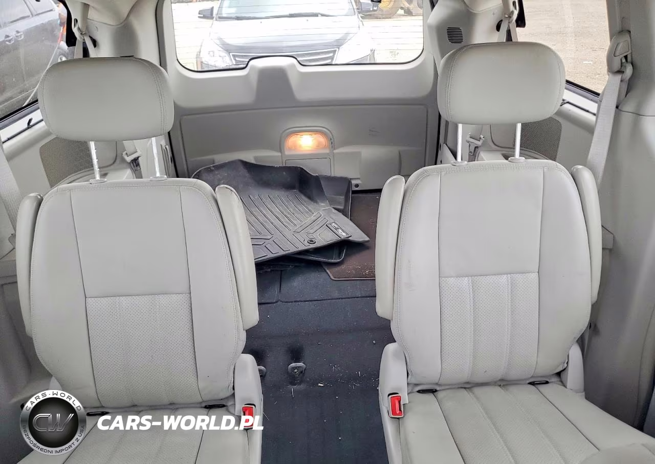 2010 Chrysler Town & Country Touring Plus VIN:2A4RR8D10AR449856 - 10