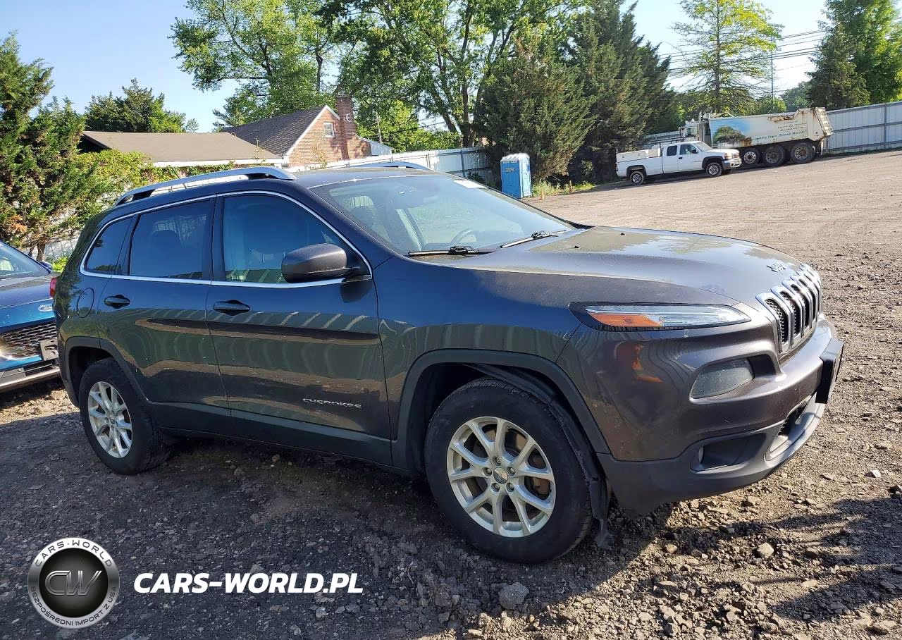 2017 Jeep Cherokee Latitude VIN:1C4PJMCBXHW599580 - 4
