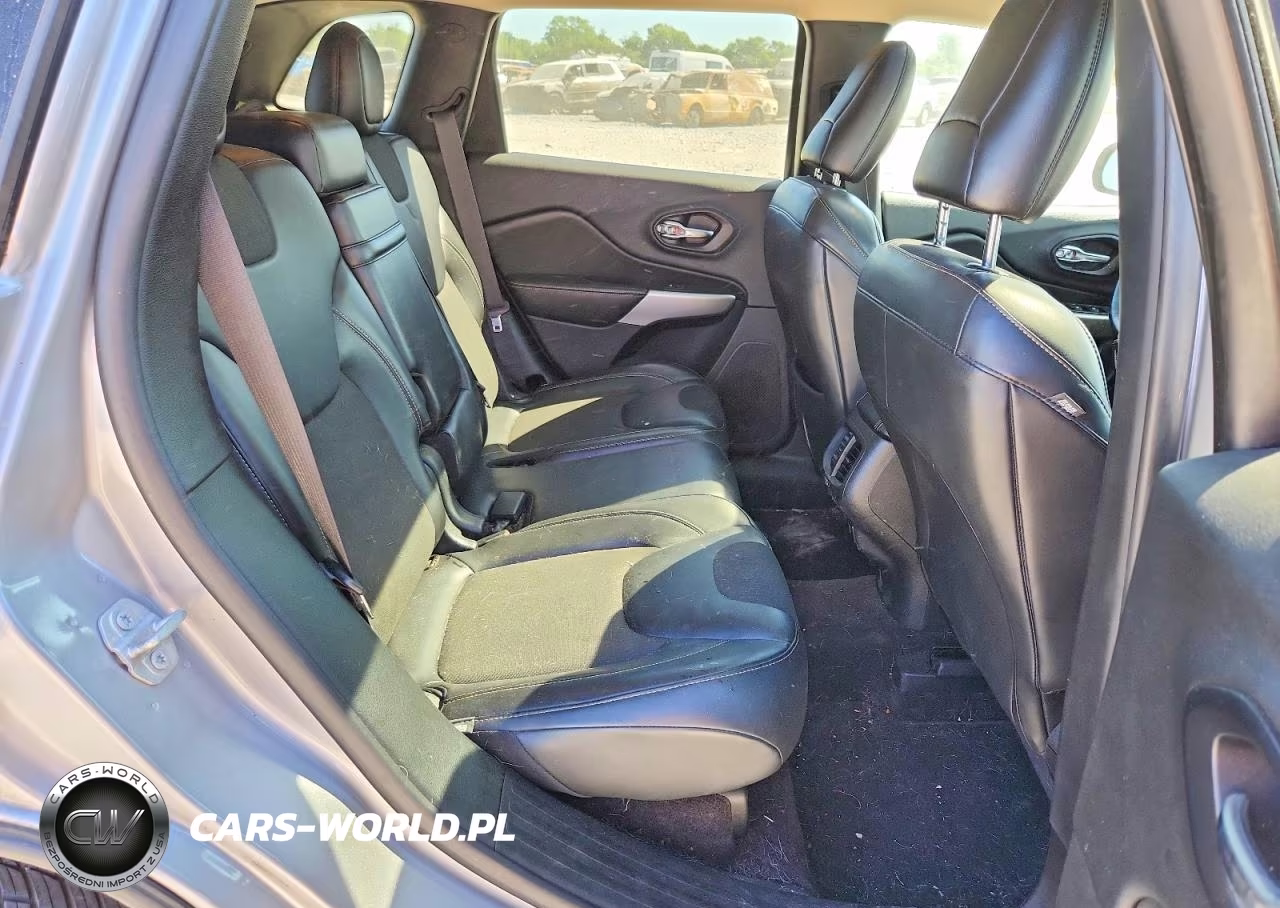 2018 Jeep Cherokee Latitude Plus VIN:1C4PJLLXXJD524577 - 11