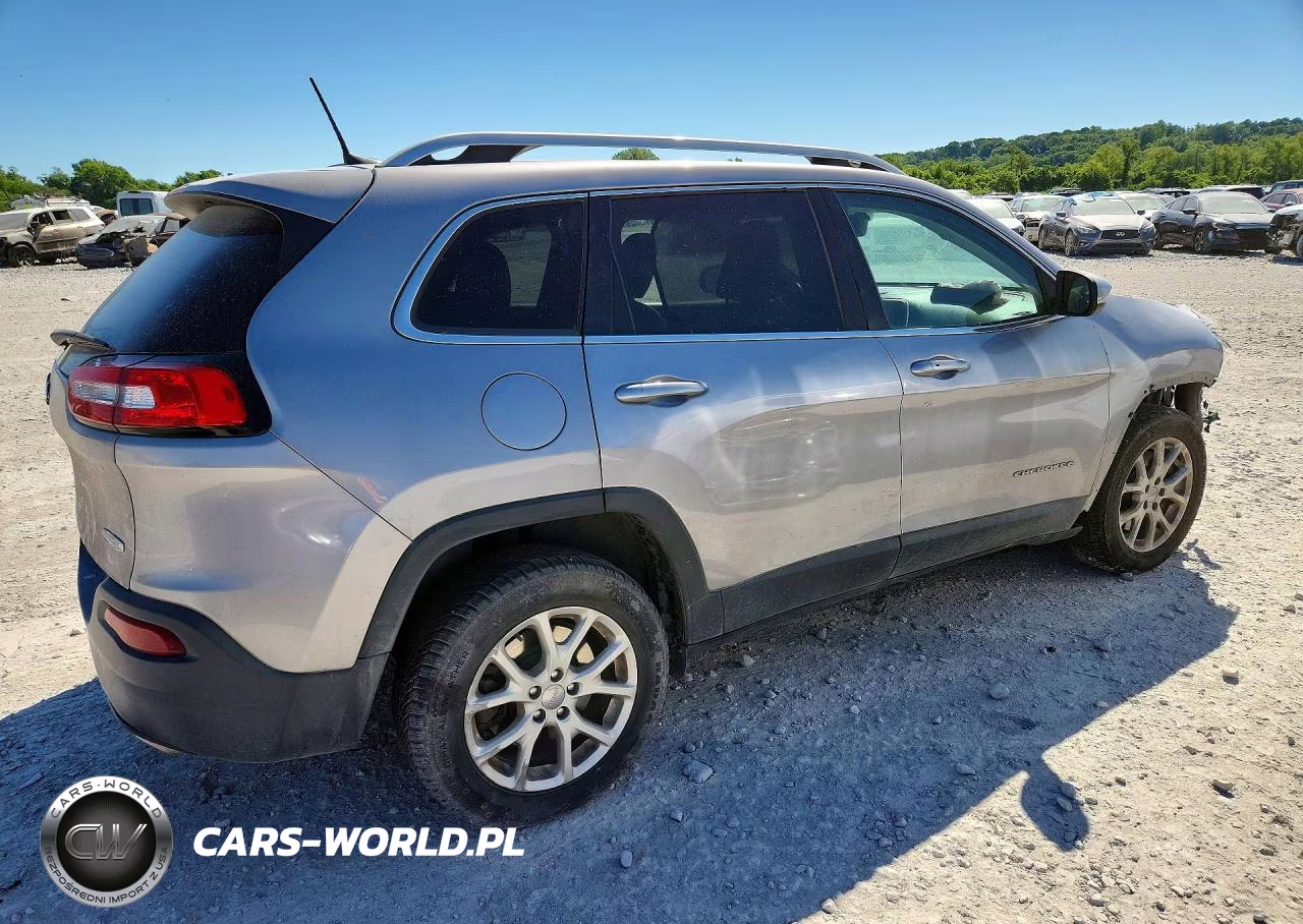 2018 Jeep Cherokee Latitude Plus VIN:1C4PJLLXXJD524577 - 3