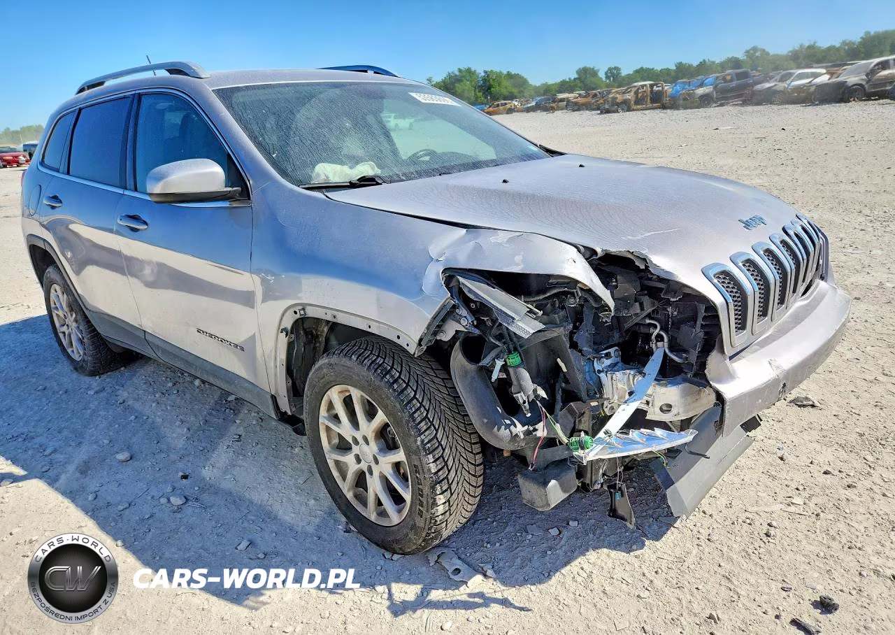 2018 Jeep Cherokee Latitude Plus VIN:1C4PJLLXXJD524577 - 4