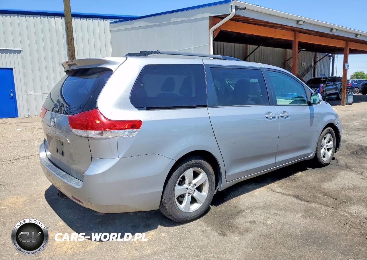 2013 Toyota Sienna Le VIN:5TDKK3DC2DS401318 - 3