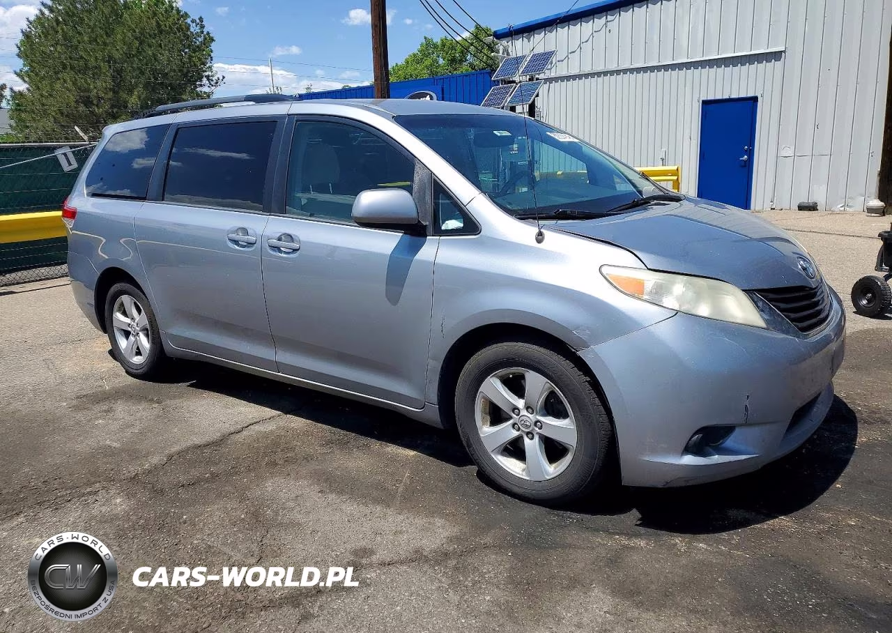 2013 Toyota Sienna Le VIN:5TDKK3DC2DS401318 - 4