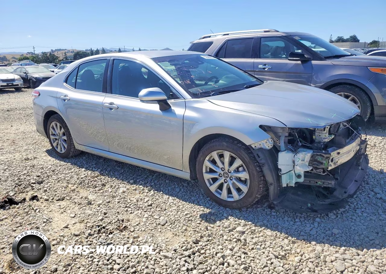 2018 Toyota Camry Le VIN:4T1B11HK7JU608783 - 4