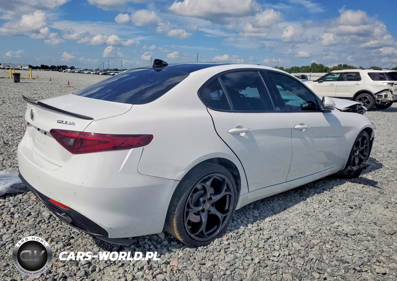 2018 Alfa Romeo Giulia Ti VIN:ZARFAECN6J7581062 - 3