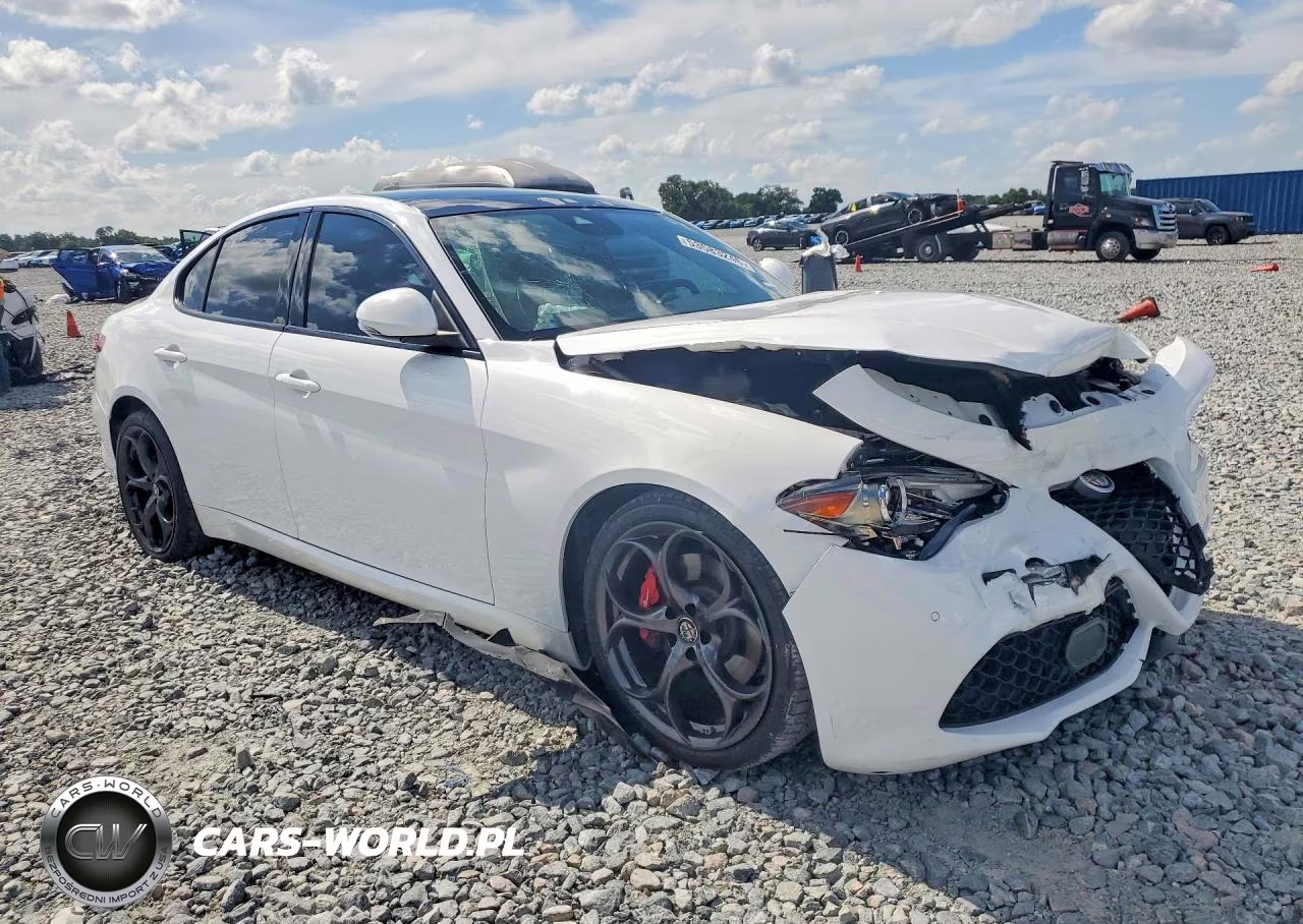 2018 Alfa Romeo Giulia Ti VIN:ZARFAECN6J7581062 - 4
