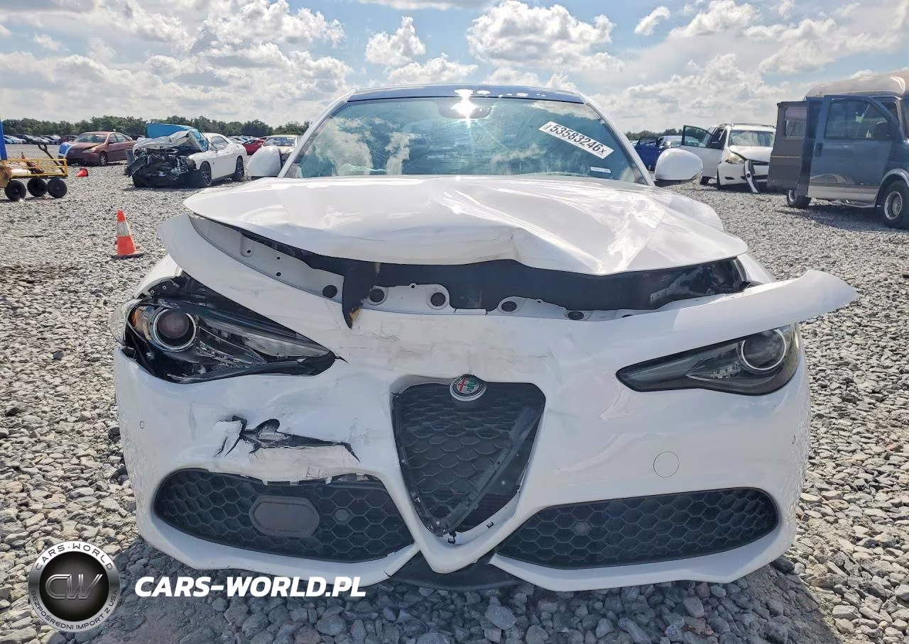 2018 Alfa Romeo Giulia Ti VIN:ZARFAECN6J7581062 - 5
