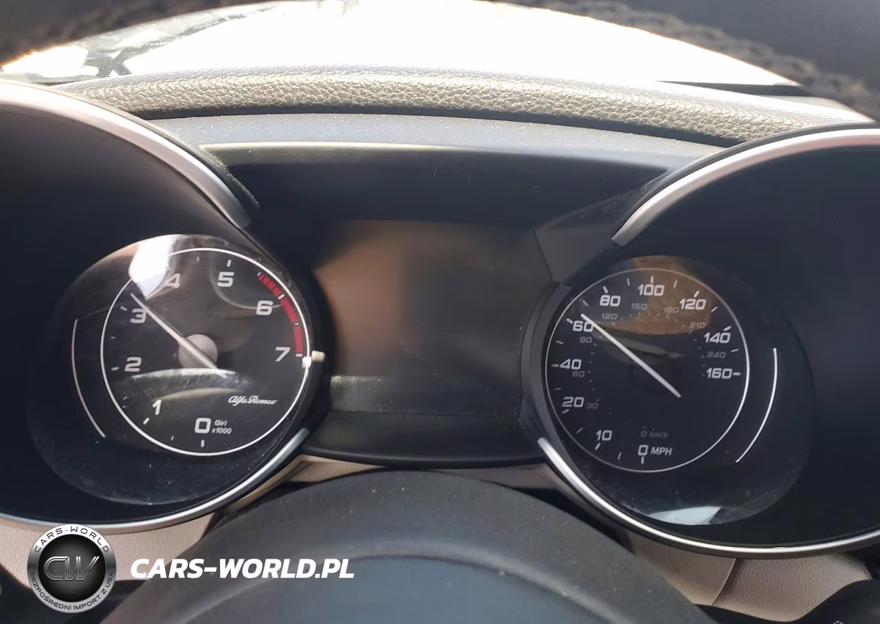 2018 Alfa Romeo Giulia Ti VIN:ZARFAECN6J7581062 - 9