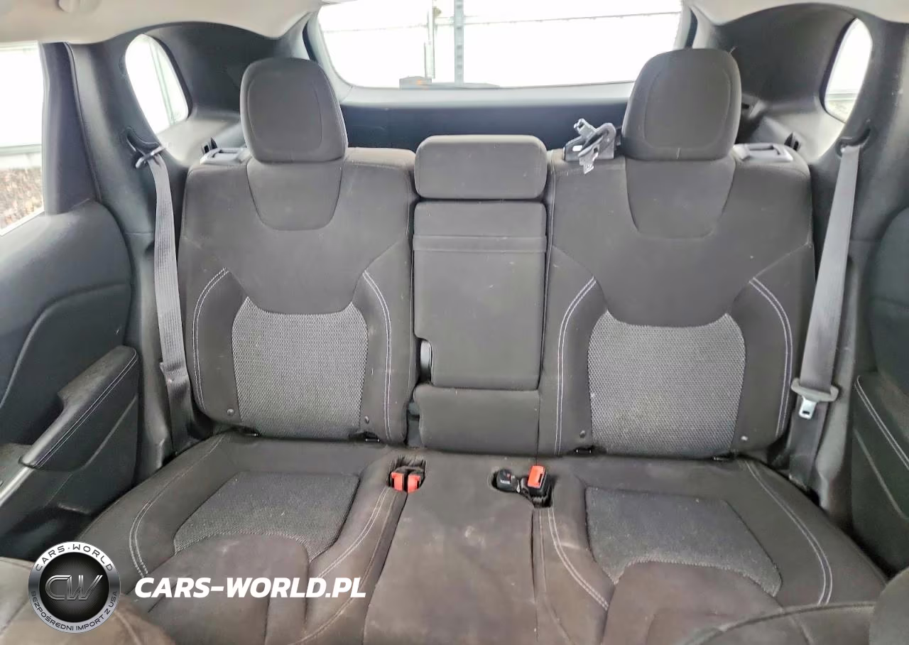 2019 Jeep Cherokee Latitude VIN:1C4PJLCBXKD203502 - 10
