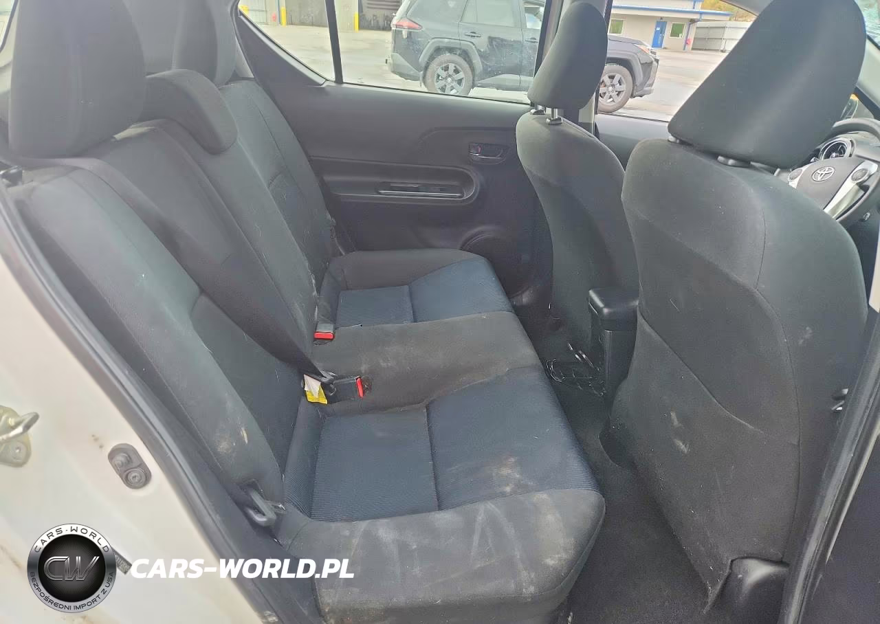 2015 Toyota Prius C Three VIN:JTDKDTB34F1112065 - 10