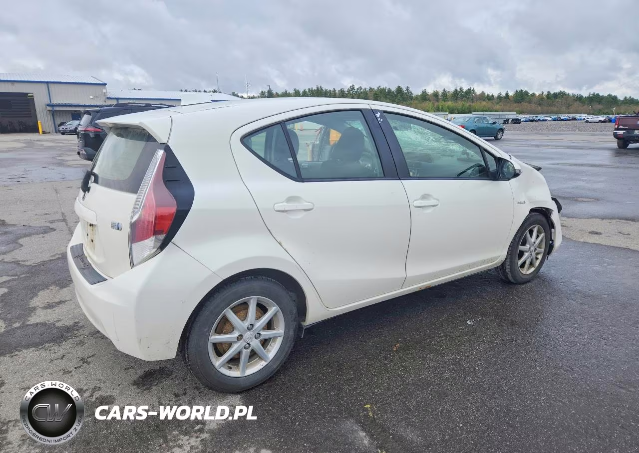 2015 Toyota Prius C Three VIN:JTDKDTB34F1112065 - 3